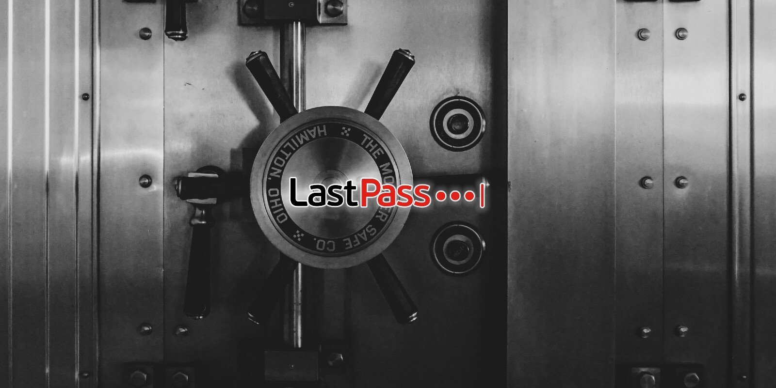 Logo LastPass di atas brankas kata sandi