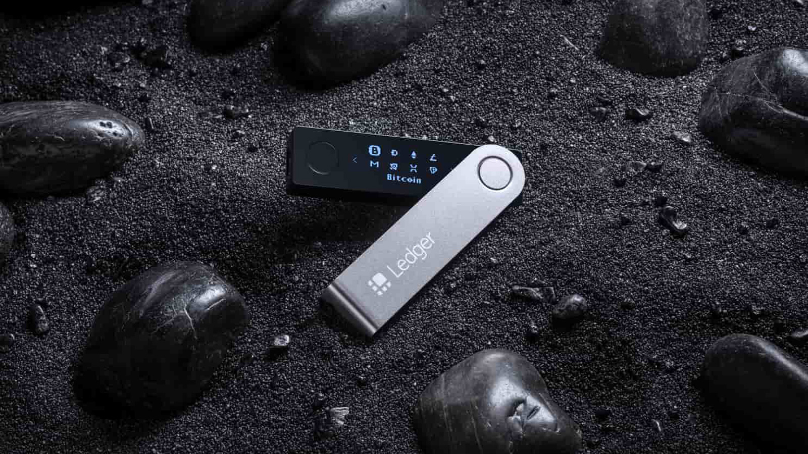 Scammers are sending fake replacement devices to Ledger customers exposed in a recent data breach that are used to steal cryptocurrency wallets. Ledge