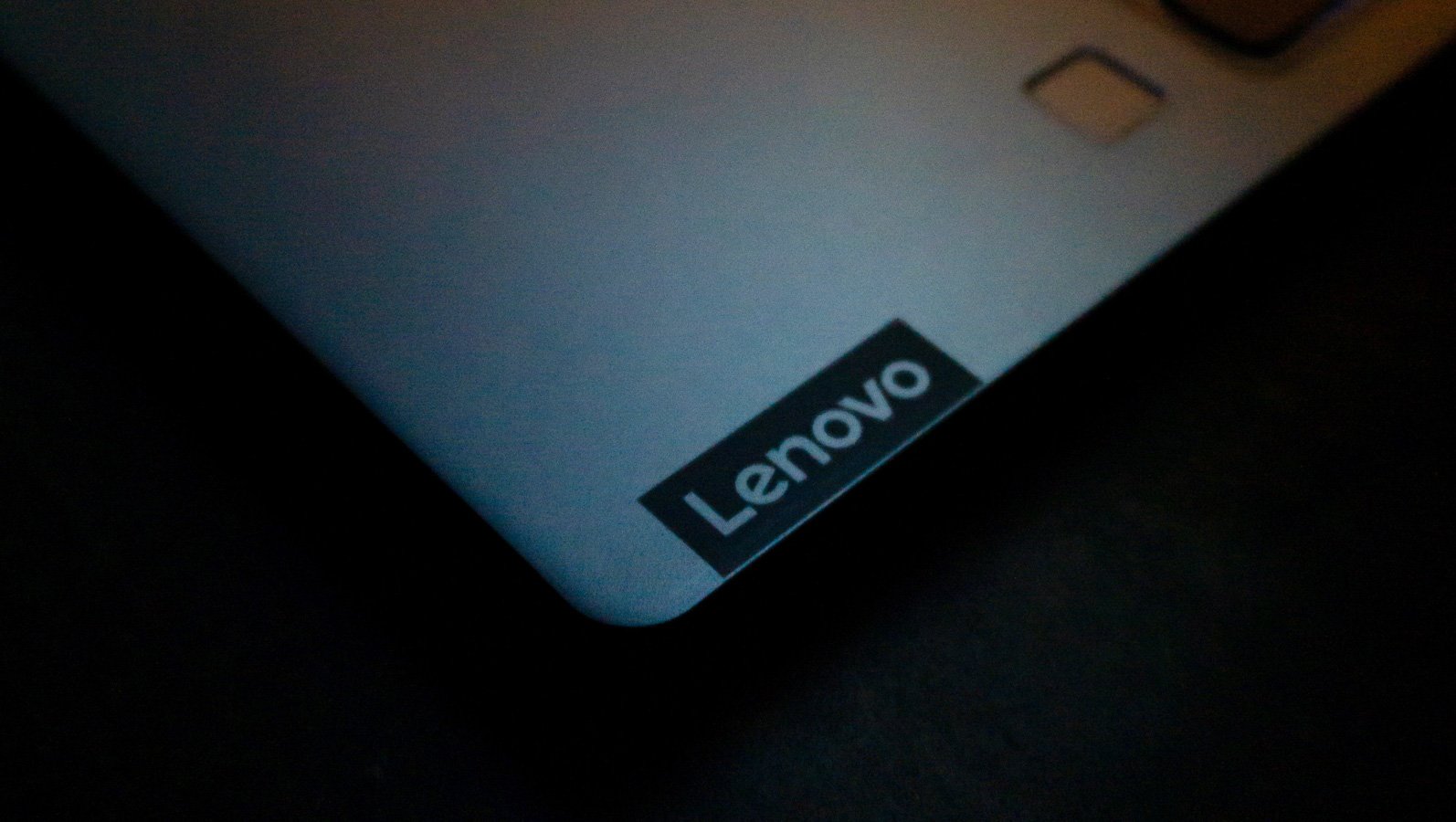 Esquina de una computadora portátil Lenovo