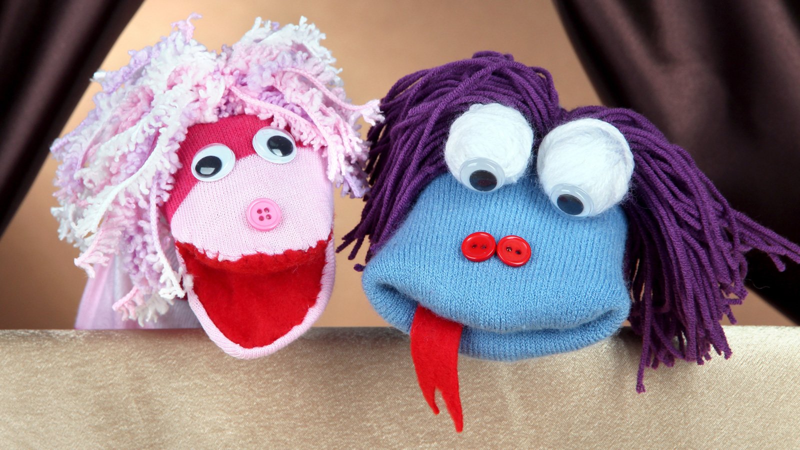A picture of two sock puppets