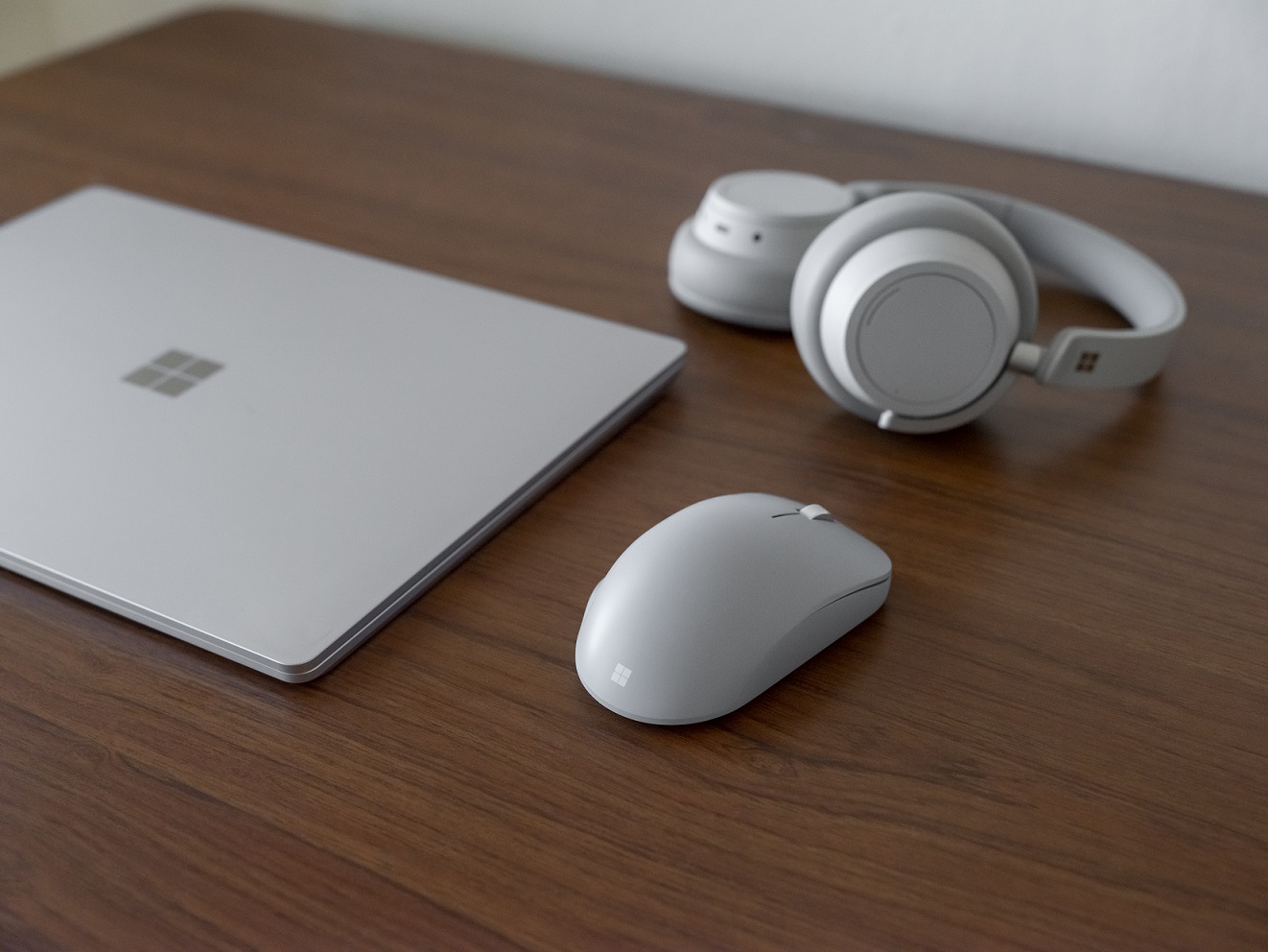 Microsoft Surface Laptop Go 本体＋マウス Microsoft launches Surface Laptop Go and Surface Pro X