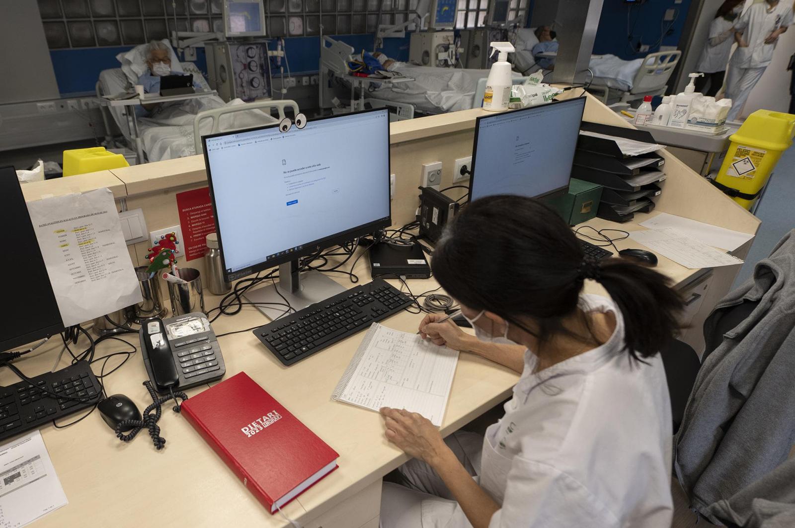 Hospital Clínic de Barcelona severely impacted by ransomware attack 2 Clinic Barcelona employee using pen and paper