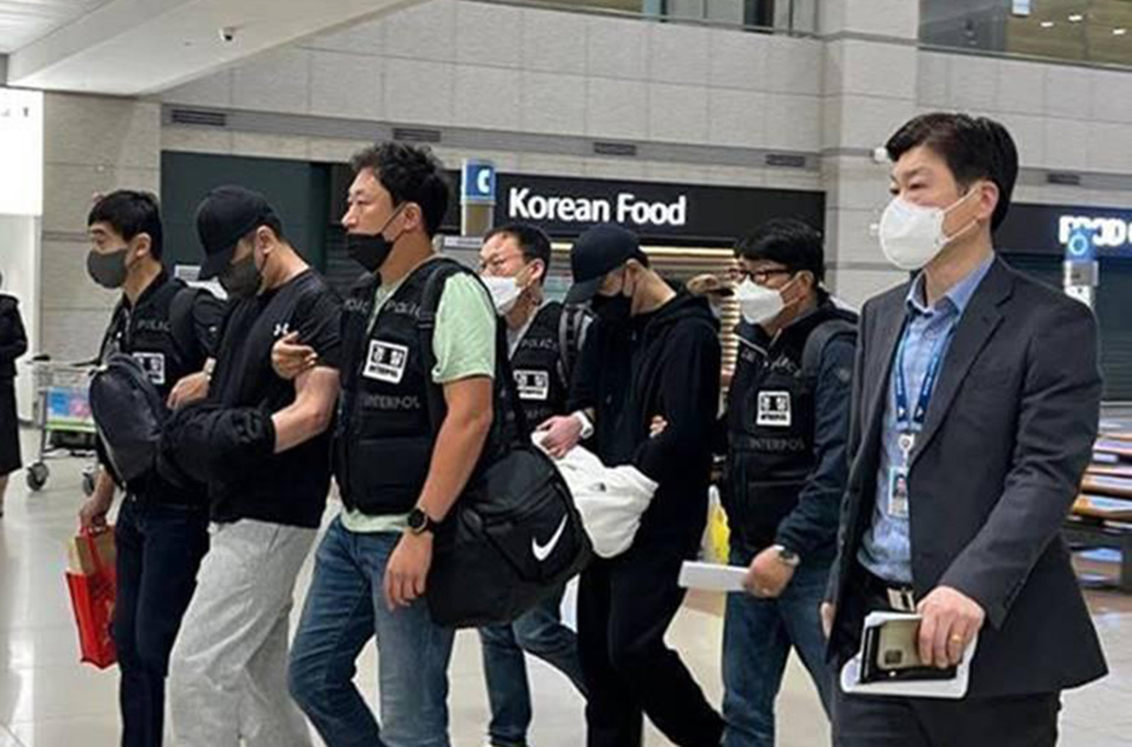 INTERPOL agents arrest two crooks in Korea